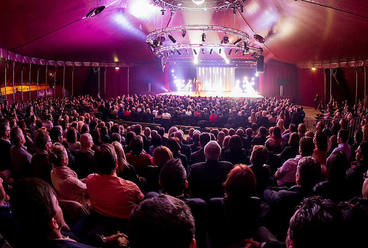DAS ZELT 2025/26 – das Schweizer Tourneetheater mit Comedy, Musik & Gaumenfreuden